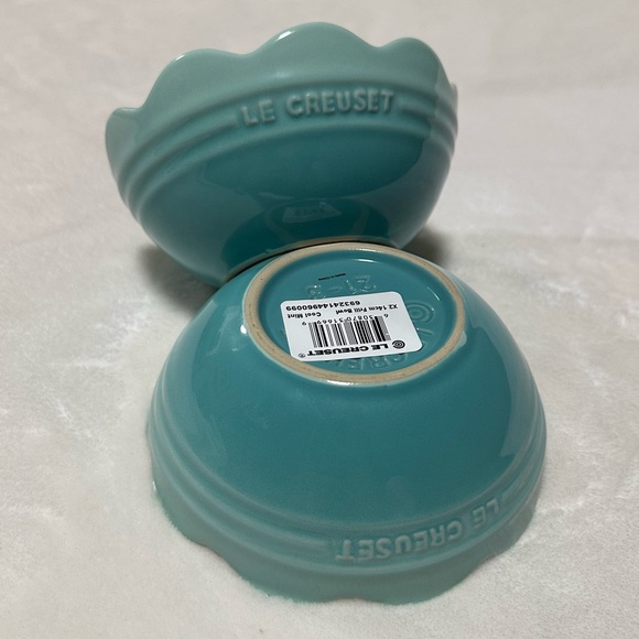 NWT Le Creuset Set of 2 Frill Bowls 5.5”/14cm in Color Cool Mint Scalloped Edges - Picture 4 of 6